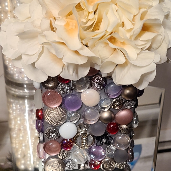 Handmade jewelled button vase with hydrangeas - Picture 3 of 4